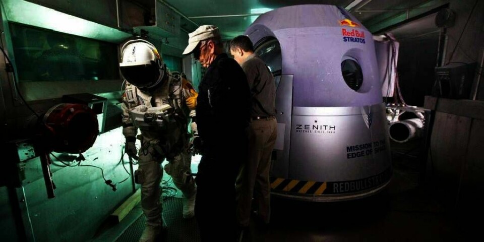 HOPPER: Felix Baumgartner vil hoppe ut av denne boksen fra 37 kilometers høyde. Han blir trolig det første mennesket til å bryte lydmuren uten å sitte i et fly.