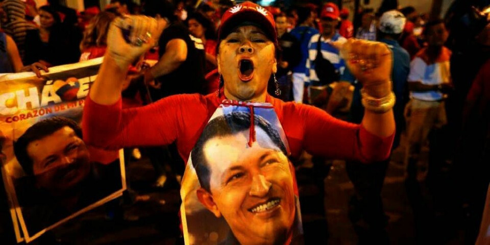 FEIRING: Folk som støtter president Hugo Chávez feiret i gatene søndag.