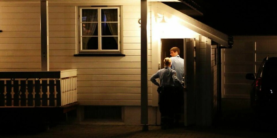 AVHØRES: Politiet lette gjennom huset til en mann i Sandefjord mandag. Han avhøres fordi han er mistenkt for å prøve å lokke barn inn i bilen. Mannen sier at det ikke stemmer.