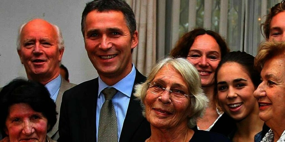DØDE: Moren til Jens Stoltenberg døde natt til onsdag. Karin Stoltenberg ses foran Stoltenberg til høyre. Hun ble 80 år gammel. Bak til venstre er Stoltenbergs far. Bildet er fra et besøk i Serbia i 2007.