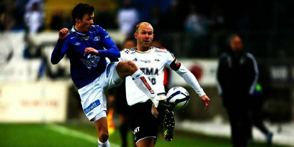 VANT: Moldes spiller Martin Linnes (til venstre) kjempet hardt om ballen mot Rosenborgs Mikael Dorsin søndag. Molde vant 2-0 i kampen i eliteserien i fotball. Flere tror nå at Molde kan vinne gullet i serien. Det er tre kamper igjen.