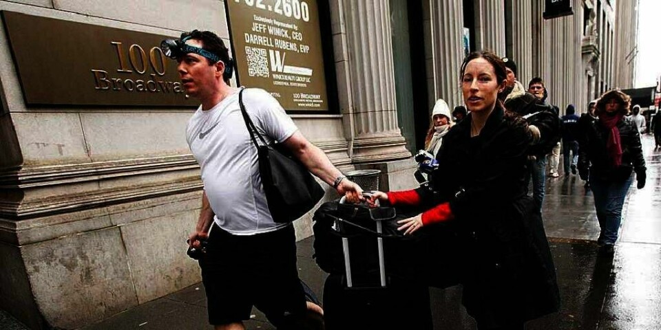 GÅR:  Mange folk i New York i USA må ta beina fatt. Det er etter at uværet Sandy har stanset byens kollektiv-transport. Det kan ta fler dager før T-banen og tunneler åpnes igjen.