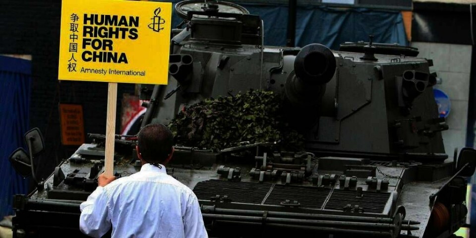 PROTESTER: Amnesty vil hjelpe folk som vil si meningene sine i Kina og Russland. Søndag får organisasjonen pengene som samles inn til TV-aksjonen. Bildet er fra 2008, da Amnesty hadde en markering i London. De lot en kinesisk mann stille seg foran en tanks. Det skjedde i virkeligheten på Den himmelske freds plass i Kina 19 år tidligere.