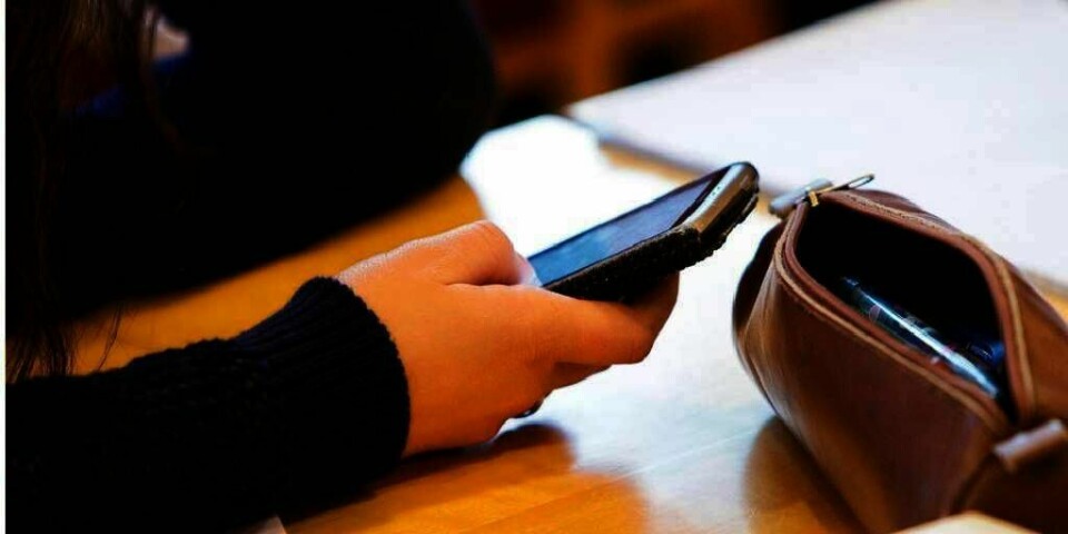 STILLE: 16-åringen i Vågå holdt seg mer for seg selv etter at hun ble kjent med ordfører Rune Øygard. Det sa faren til jenta i retten mandag. Her sjekker jenta mobilen en dag i rettssalen.