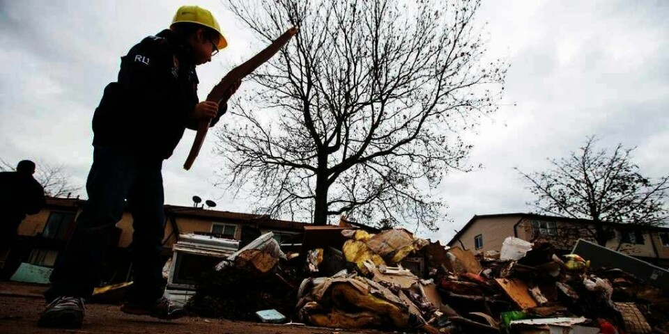 MANGEL: Folk mangler bensin, mat og klær i bydelen Staten Island i New York. Uværet Sandy herjet i området. Mange har fortsatt ingen strøm og bruker bilen for å varme seg.