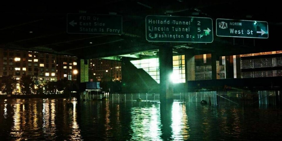 OVERSVØMT: Store deler av byen New York i USA er oversvømt. Årsaken er uværet Sandy. Flere biltunneler og t-banestasjoner er fulle av vann. 16 mennesker er døde.