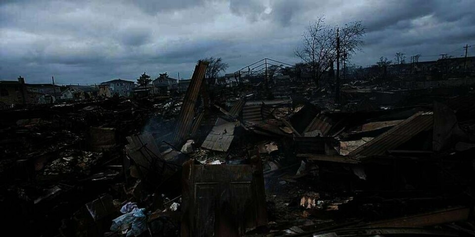 KATASTROFE: Slik ser det ut i bydelen Queens i New York i USA etter uværet Sandys herjinger. Minst 18 er bekreftet døde i byen. Til sammen har uværet tatt minst 110 liv i USA, Canada og Karibia.