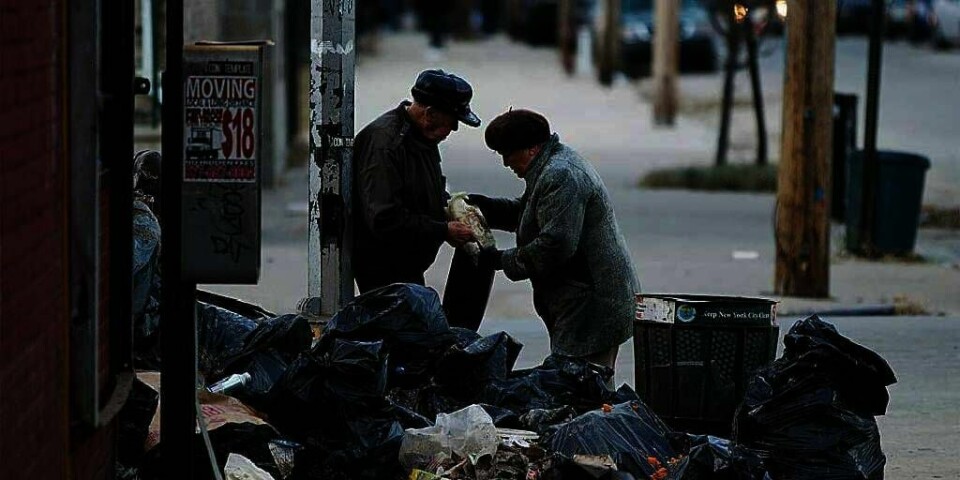 LETER: Et par leter etter noe å spise på gata i New York. Titusener av mennesker trenger et nytt sted å bo. Det er etter at uværet Sandy har ødelagt hjemmene deres.