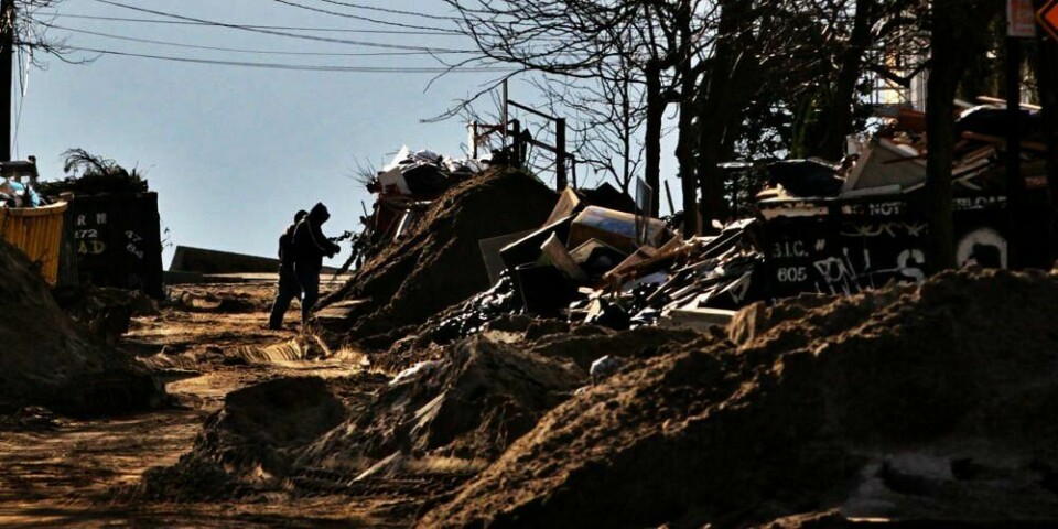 RYDDER: I Queens i New York ryddes det opp i ødelagte hus og søppel. Uværet Sandy ødela mye. Onsdag kan en ny storm komme inn over byen.