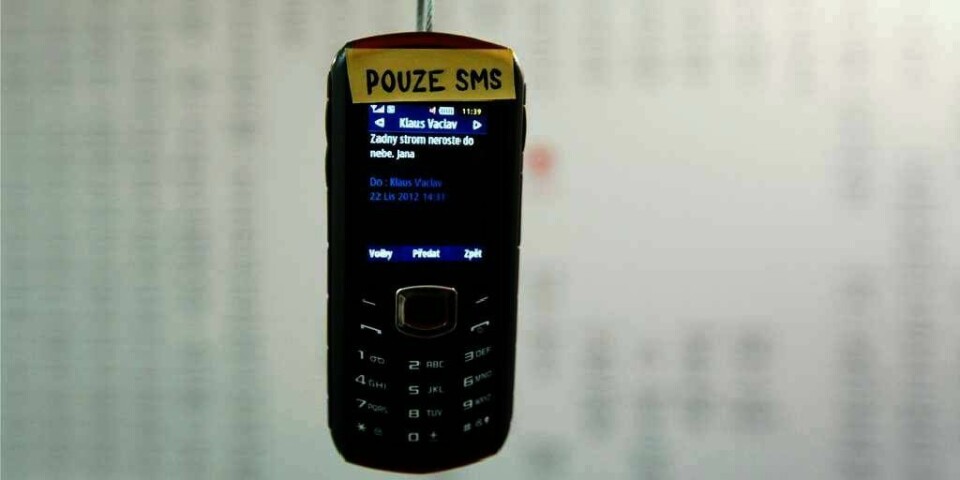 20 ÅR: Mandag er det 20 år siden verdens første tekstmelding ble sendt. Den ble sendt fra en datamaskin. I meldingen stod det «Merry Christmas» (God jul). Mobiltelefonen på bildet er med i en utstilling i Tsjekkia. Folk kan bruke telefonen til å sende melding til tsjekkiske politikere.