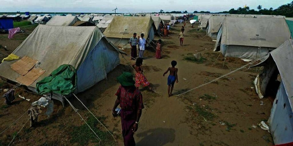 FLYKTNINGER: Folk fra folkegruppen rohingya går rundt i en flyktningleir i Myanmar. De er en undertrykket, muslimsk gruppe. Mange prøver å komme seg ut av landet. Onsdag sank en båt med en annen gruppe flyktninger, som prøvde å komme seg til Malaysia.