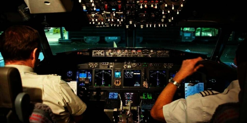 ENIGE: Seks av åtte fagforeninger i flyselskapet SAS har sagt ja til ny avtale om lønn og pensjon. Pilotene godtar lavere lønn og må jobbe mer. Pilotene i dette SAS-flyet gjorde seg søndag kveld klare til å fly fra Oslo til København.