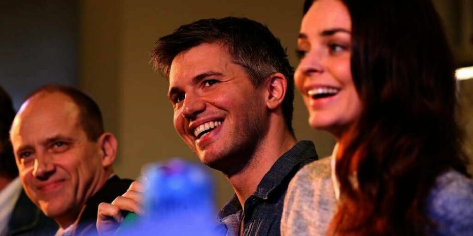 BEDRAG: Samuel Fröler (til venstre), Nicolai Cleve Broch (i midten) og Agnes Kittelsen (til høyre spiller i stykket «Bedrag». Det er et av stykkene Riksteatret sender ut på turné i vår.