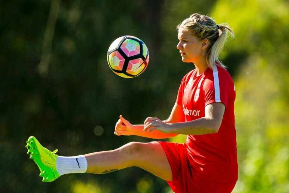 BEST: Ada Hegeberg ble den beste fotballspilleren i Europa i fjor. Hun håper å vinne med laget sitt Lyon. De spiller mot laget Wolfsburg onsdag. Her er Hegeberg på trening med landslaget.