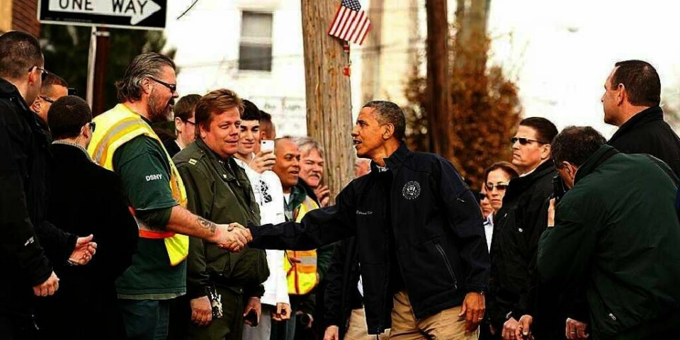 TRØSTET: President Barack Obama (i midten) hilste på overlevende da han besøkte byen New York etter stormen Sandy.