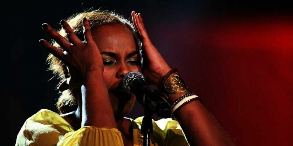 SYNGER: Noora Noor synger «Tante Sofies sinte vise» på en ny måte. Sangen er med på en ny CD med flere av Thorbjørn Egnes sanger. Den gis ut for å hylle forfatteren. 12. desember er det 100 år siden han bl født.