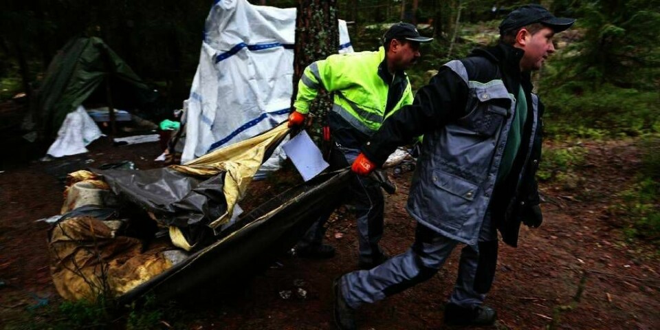 FJERNET: Retten bestemte at romfolket måtte forlate Sognsvann i Oslo. Mandag dro de. Det måtte ryddes i søppel og camping-utstyr etterpå.