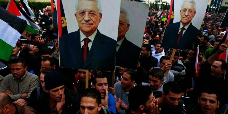 STØTTE: Palestinere demonstrerer for å støtte kravet om å bli observatør-stat i FN. De holder plakater med bilde av president Mahmoud Abbas. Norge støtter palestinerne i denne saken.