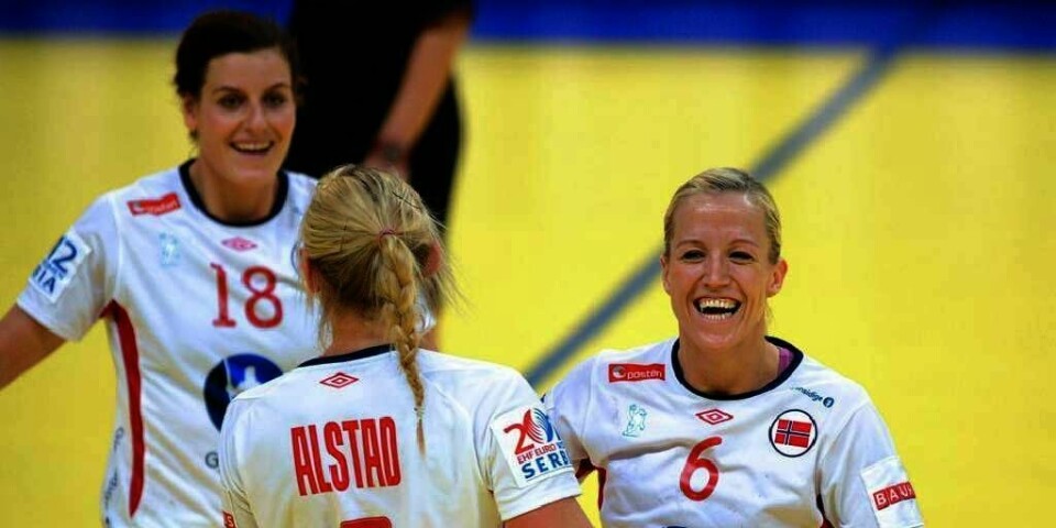 VANT: Håndball-spillerne Heidi Løke (til høyre), Ida Alstad og Linn-Kristin Riegelhuth Koren (til venstre) jublet torsdag. Norge slet med spillet i europa-mesterskapet (EM) og vant såvidt 21-19 over Tsjekkia.