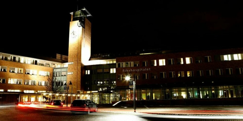 SKADD: En hjernekirurg tok prøver av hjernen til 122 pasienter. Det skjedde ved Oslo universitetssykehus. De 122 var på sykehuset for å bli operert. Kirurgen tok vev fra hjernen for å bruke til forskning. Dette førte til at to personer fikk blødning i hjernen og store skader.