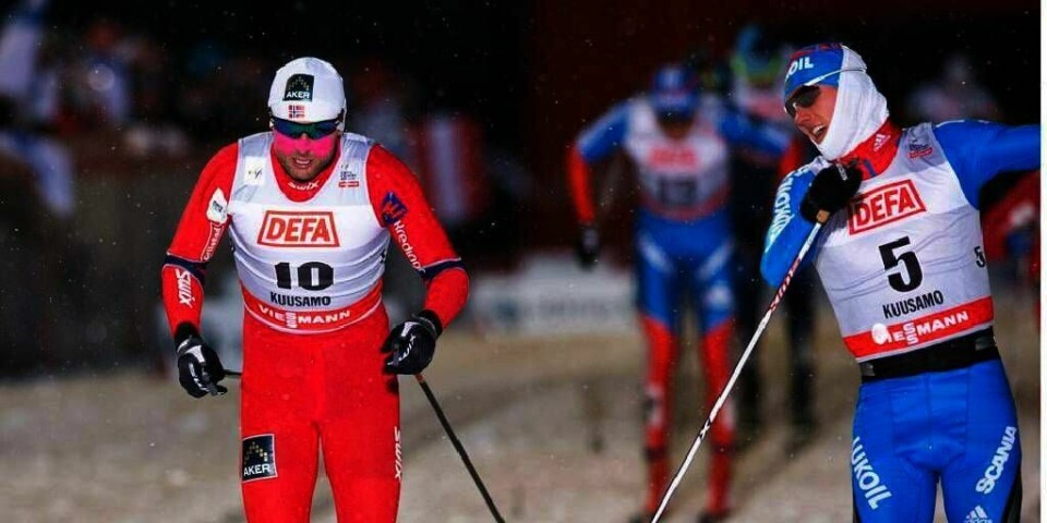 TAPTE: Skiløper Petter Northug (til venstre) lå først i løypa i sprinten i verdenscupen fredag. Men rett før mål spurtet russeren Nikita Kriukov kraftig og slo Northug.