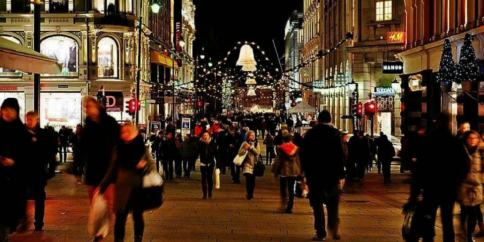 DYRT: Det kan fort gå mye penger på julehandel. Magne Gundersen i SpareBank 1 advarer folk med dårlig råd mot å handle på kreditt til jul.