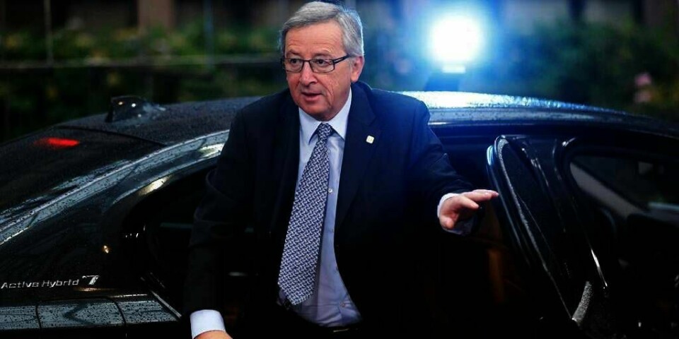 AVTALE: Jean-Claude Juncker kom til møtet i Brussel i Belgia mandag. Der møtte han finansministrene i eurosonen. Det internasjonale pengefondet (IMF) var også med på møtet. Etter 13 timer ble de enige om en avtale. De vil gi Hellas 300 milliarder kroner i krisehjelp. Hellas slipper også å betale mye av gjelden.