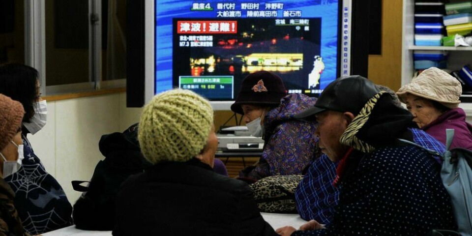 EVAKUERTE: Folk flyktet fra lave områder i Iwate i Japan fredag. Årsaken var varselet om en flodbølge etter et jordskjelv. Disse evakuerte personene fulgte med på TV.