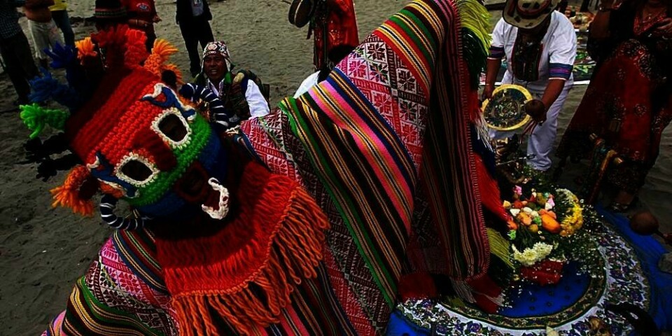 RITUAL: En sjaman i Peru gjennomførte ritualer torsdag. Det var for å forhindre verdens undergang. Fredag så det ut til at han hadde lykkes.