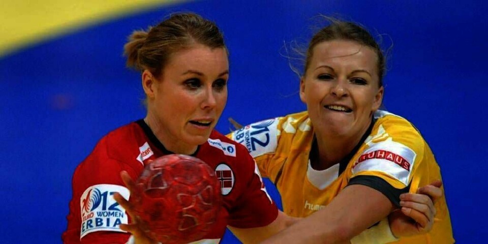HOVEDRUNDEN: De norske håndball-jentene møter denne uka Frankrike, Sverige og Danmark. I europa-mesterskapet (EM) ble det lørdag seier mot Ukraina. Her går Norges Karoline Dyhre Breivang (til venstre) forbi Ukrainas Anna Redka.