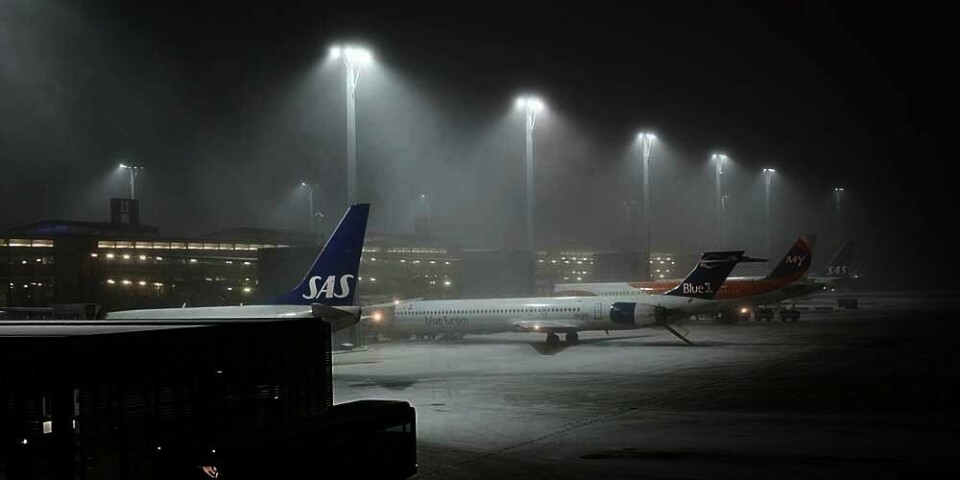 TÅKE: Mange fly er forsinket ved Oslo lufthavn Gardermoen torsdag. Tåke som fryser er årsaken. Bildet er fra julen 2007. Også da var det tett tåke på flyplassen.