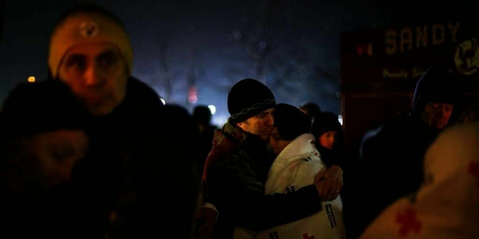 SJOKK: Folk i byen Newtown i USA er i sjokk. Fredag ble 20 barn og seks voksne drept på skolen Sandy Hook.