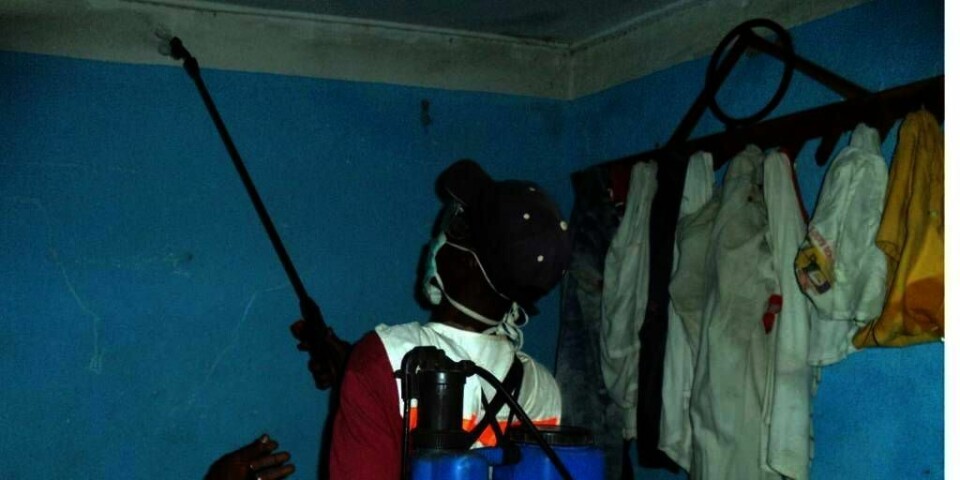 Epidemi: En helsearbeider sprayer et hus med et desinfiserende middel. Huset tilhører en person som kan være smittet av ebola.