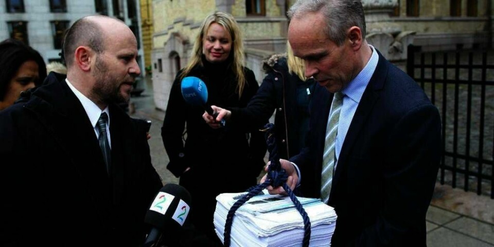 BUNKE:Mange er motstandere av det planlagte minnesmerket ved Utøya. Onsdag mottok kommunalminister Jan Tore Sanner 1.100 underskrifter av motstanderne.