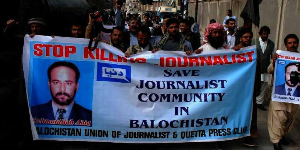 DREPT: Journalister i Pakistan demonstrerer mot drapet på en av deres kolleger. Rehmatullah Abid ble skutt og drept i november i år. Pakistan var ett av de aller verste landene for drap på journalister og nett-aktivister i 2012. Islamistene i gruppa Taliban angriper folk som skriver ting de ikke liker.