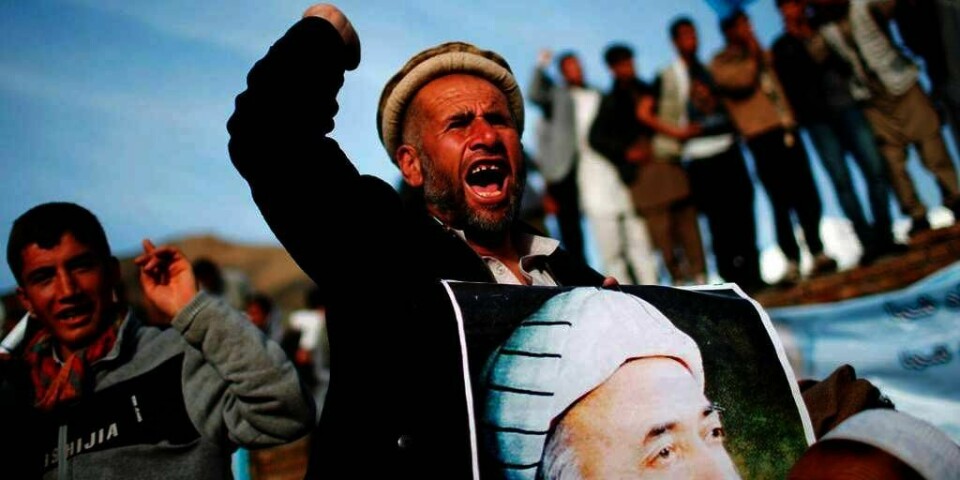 Folk er engasjerte i valget i Afghanistan. Denne mannen støtter kandidaten Abdullah Abdullah.