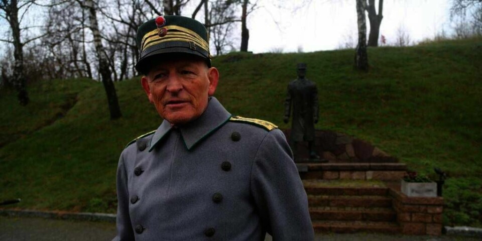 FILM: Skuespiller Erik Hivju spiller i filmen «Tre døgn i april». Filmen handler om da Tyskland tok makten over Norge. Hivju spiller oberst Birger Eriksen. Han ga ordre om å skyte mot det tyske skipet Blücher. Bak Hivju står statuen av den virkelige Birger Eriksen.