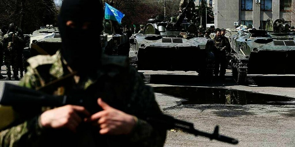 ORDRE:  Opprørere som støtter Russland, holder vakt i byen Slavjansk. Opprørerne skal ha fått ordre om å skyte for å drepe.