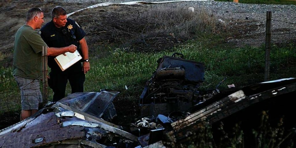 ULYKKE: Politiet etterforsker stedet hvor ulykken skjedde. Minst ni personer døde da en Lastebil krasjet meden buss i California i USA torsdag.