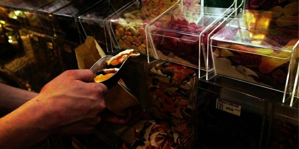 KOS: Mange butikker har tilbud på godteri og brus i påsken. Tannlegeforeningen ber folk passe på. For mye usunn kos kan skade tennene.