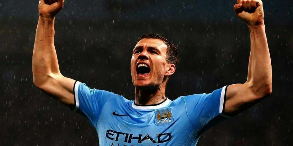 GLAD:Manchester City er nå langt nærmere gullet i Premier League. Det er etter at de vant 4 - 0 mot Aston Villa. Her jubler Citys spiller Edin Dzeko etter å ha skåret mot Aston Villa.