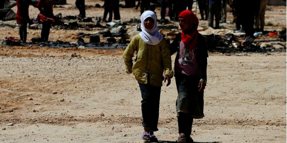 LEIR: To flyktninger går gjennom Zaatari-leiren i Jordan. Mange mennesker flykter fra krigen i Syria. 30. april åpnes en ny leir i Jordan. Inntil 130.000 mennesker kan bo i leiren. Det betyr at leiren blir den nest største i verden.