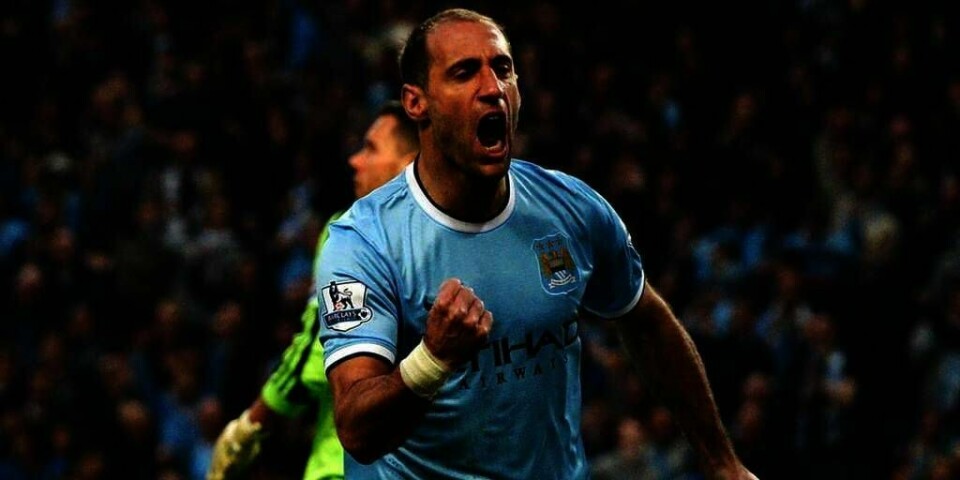 Pablo Zabaleta fra laget Manchester City feirer etter skåring mot West Bromwich Albion onsdag. Manchester City må vinne eller spille uavgjort søndag for å vinne Premier League.