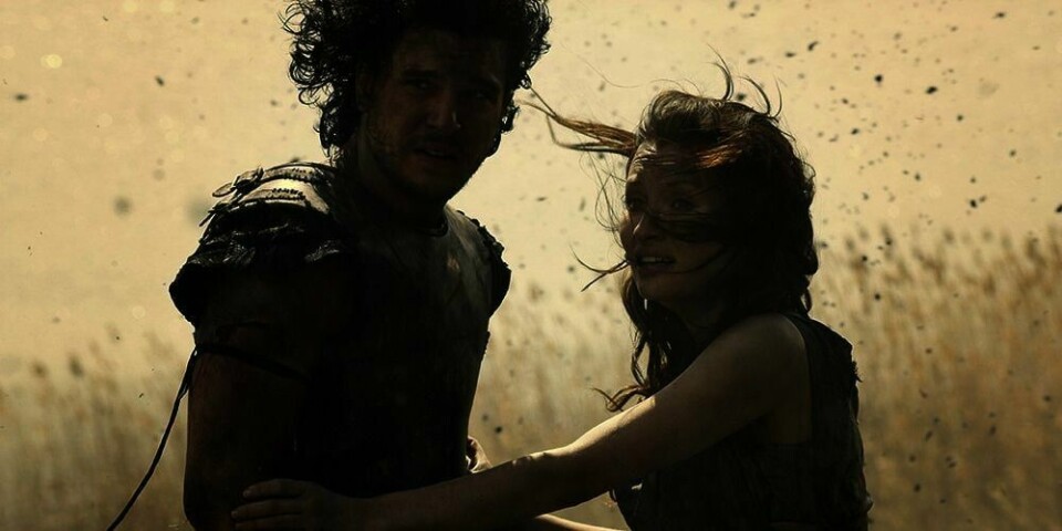 KATASTROFE: Emily Browning og Kit Harington spiller i filmen «Pompeii». Den har premiere fredag. Filmen forteller om da aske fra vulkanen Vesuv begravde byen Pompeii i år 79.