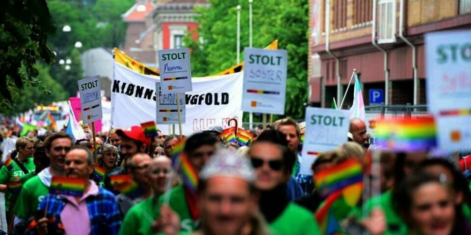 FORBØNN:  Homofile kan fortsatt motta forbønn i kirken, bestemte bispemøtet fredag. Men par av samme kjønn får ikke gifte seg i kirken.