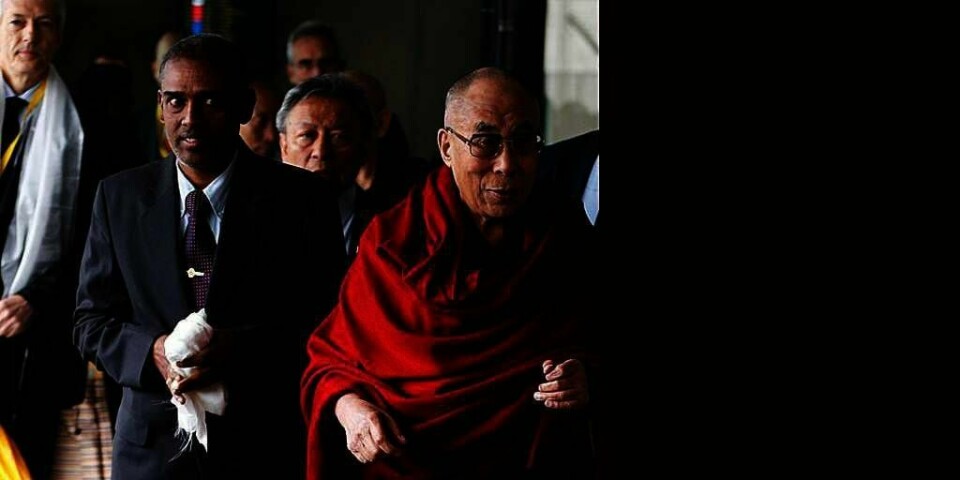 SVARTE: Dalai Lama svarte på spørsmål fra journalister da han landet i Norge onsdag.