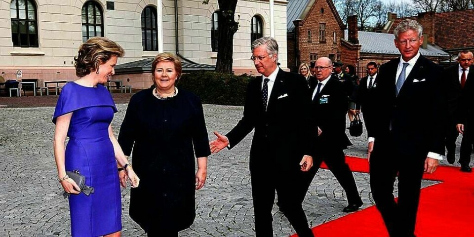 BESØK: Statsminister Erna Solberg (i midten) tar imot kongeparet fra Belgia utenfor Statsministerens kontor i Oslo.