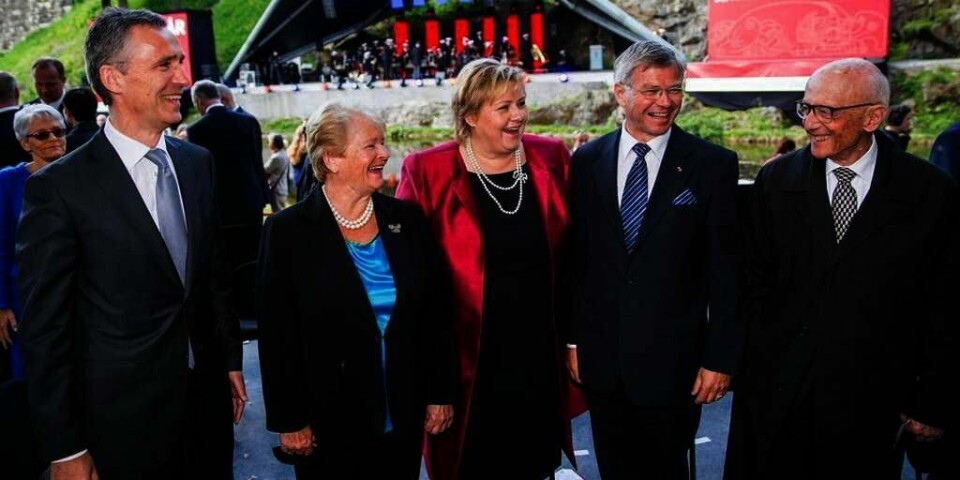 FEIRING: Statsminister Erna Solberg sammen med tidligere statsministre Jens Stoltenberg, Gro Harlem Brundtland, Kjell Magne Bondevik og Kåre Willoch. De var med da regjeringen og departementene feiret seg selv. Det var i anledning 200-årsjubileet for stat og departementer.