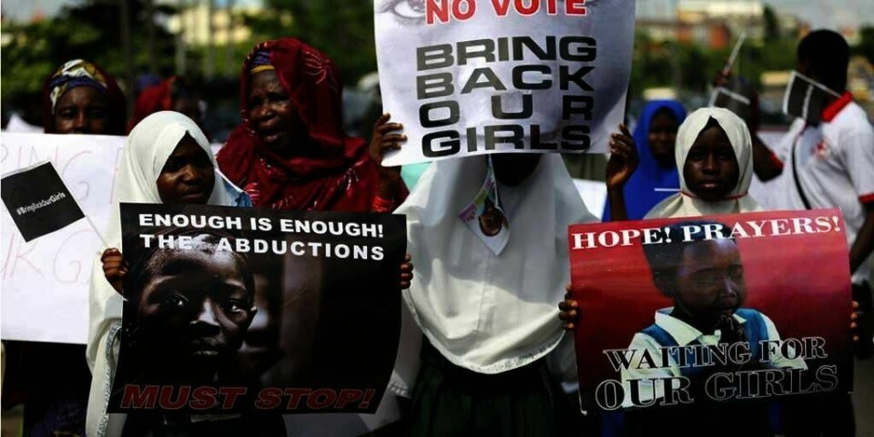 PROTESTERER: Skolejenter protesterer i Nigeria. De krever at over 220 skolejenter slipper fri. Islamistgruppa Boko Haram fanget jentene i april. De sier at jentene er slaver. Nå vil både Storbritannia og USA hjelpe Nigeria med å finne jentene.