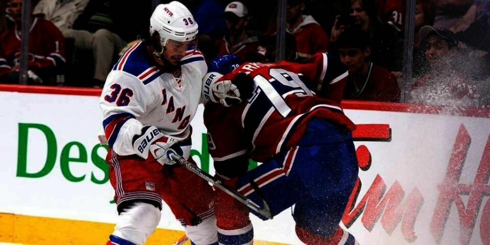 SKUFFET: Norske Mats Zuccarello (til venstre) kjemper mot Andrei Markov på isen i Bell Centre i Montreal i Canada. Zuccarello og laget New York Rangers møtte Montreal Canadiens tirsdag. Rangers tapte til slutt 7-4. Zuccarello var skuffet etter kampen.